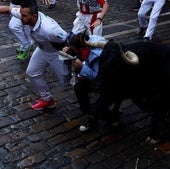 Un toro se parte un pitón en una escena insólita de los encierros de San Fermín