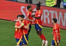 Los jugadores españoles celebran un gol en la Eurocopa.