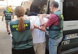 Arresto del acusado por parte de agentes de la Guardia Civil.