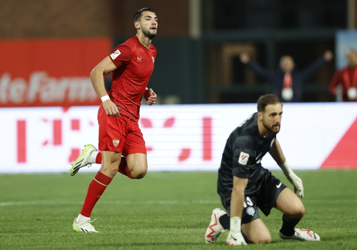 Rafa Mir, en un partido contra el Atlético.