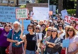 Asistentes a la protesta contra la supresión de grupos en las EOI, organizada en abril.