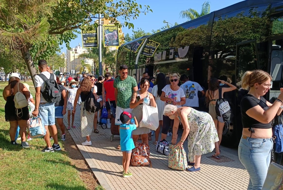 Usuarios del servicio de autobús a la playa de Gandia, en años anteriores..