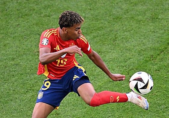 Lamine controla el balón durante los cuartos de final ante Alemania.