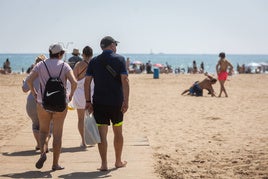 Día de calor en la playa de Valencia.