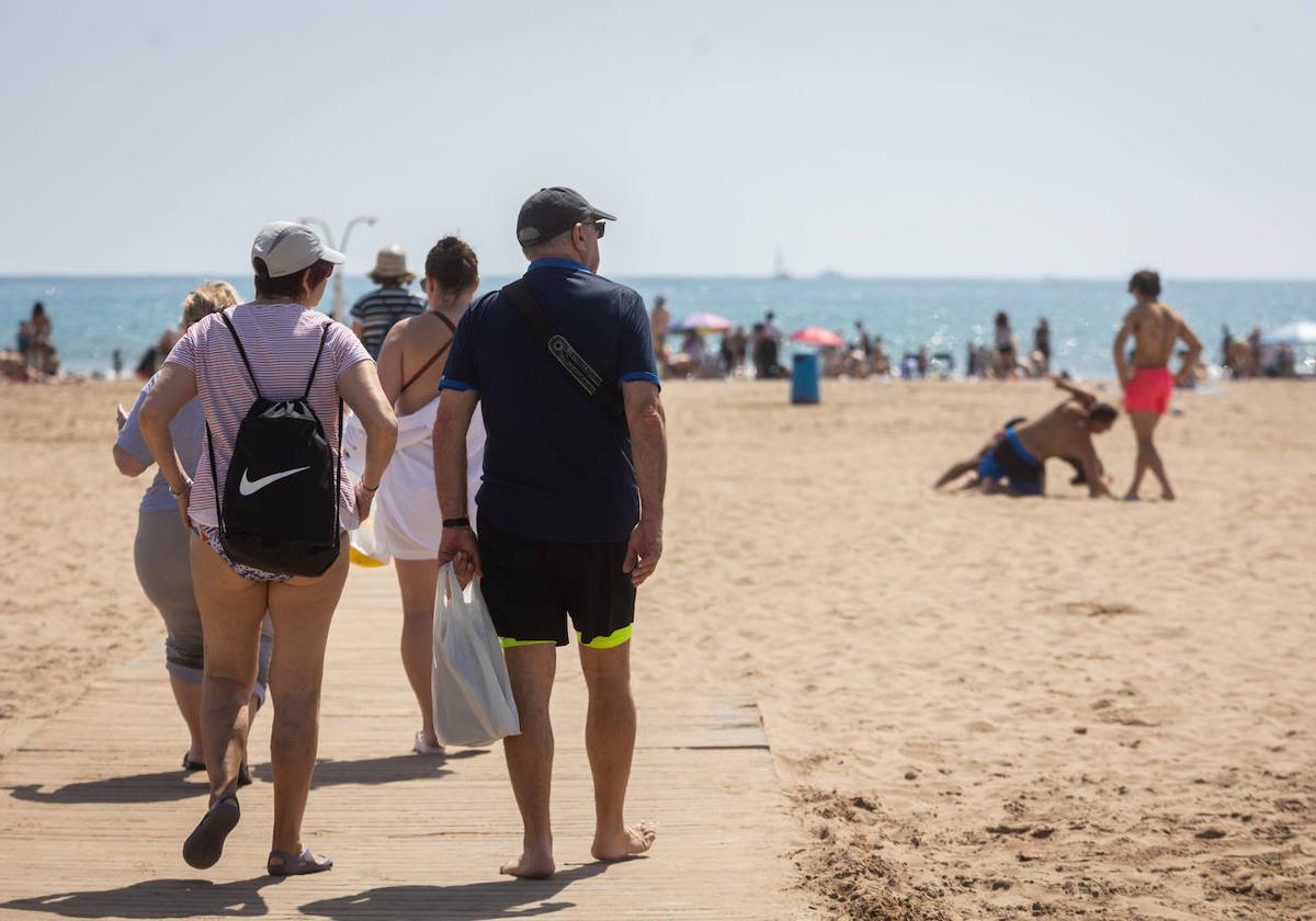 Día de calor en la playa de Valencia.