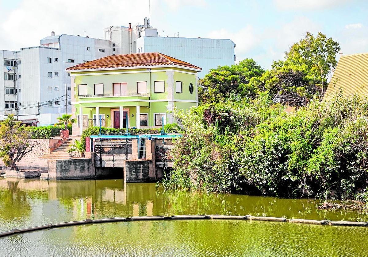 Gola de El Perellonet, donde se aprecian las aguas verdes.