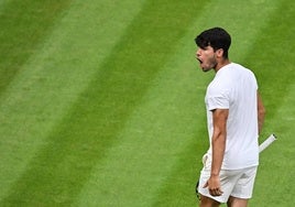 Carlos Alcaraz celebra su pase a la semifinal de Wimbledon 2024.