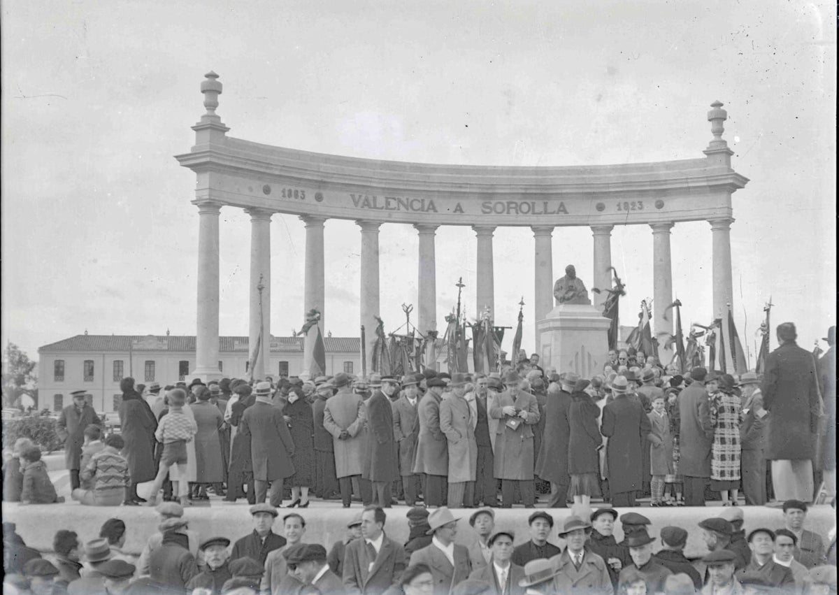 Imagen secundaria 1 - Imágenes antiguas del monumento a Sorolla.