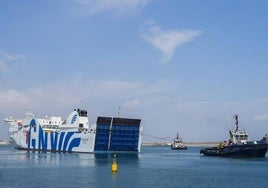 El buque 'Tenacia' atracado en el puerto de Valencia.