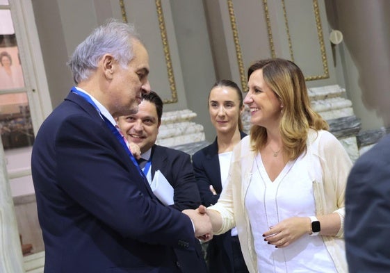 María José Catalá en el encuentro con los rectores de las universidades en el Salón de Cristal.