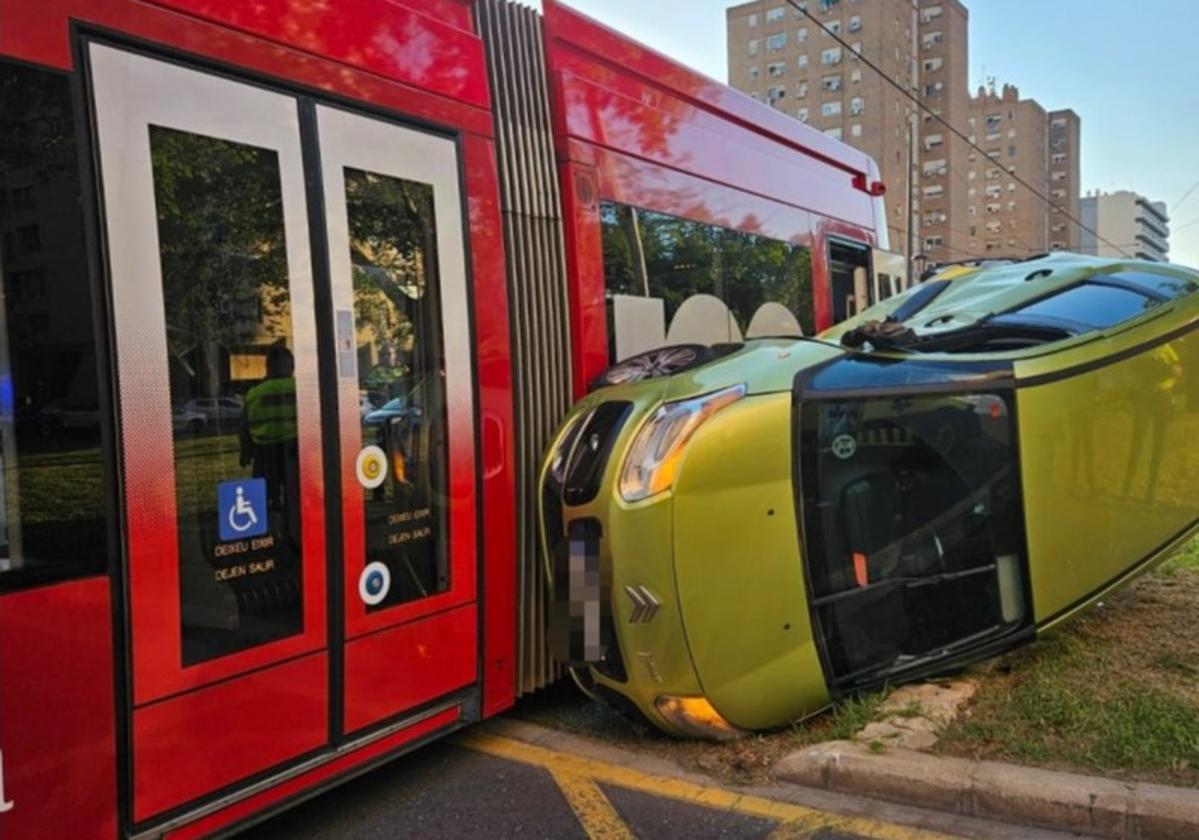 Espectacular accidente del tranvía en Valencia