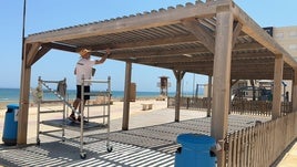 Un operario realizando tareas de mantenimiento en las instalaciones de playas.