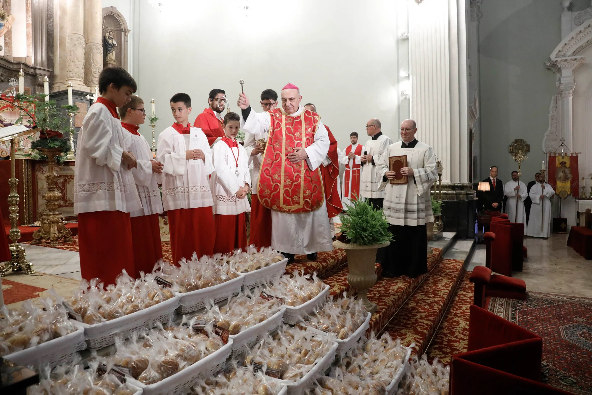 El Arzobispo de Valencia dirige la misa en Denia para conmemorar la Sangre Santísima durante las celebraciones patronales.