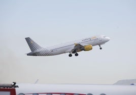 Un avión despegando en una imagen de archivo.