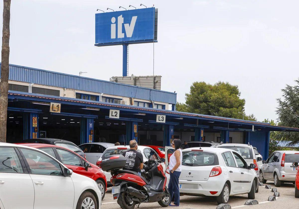 Varios vehículos esperan a ser atendidos en la estación de Massalfassar.