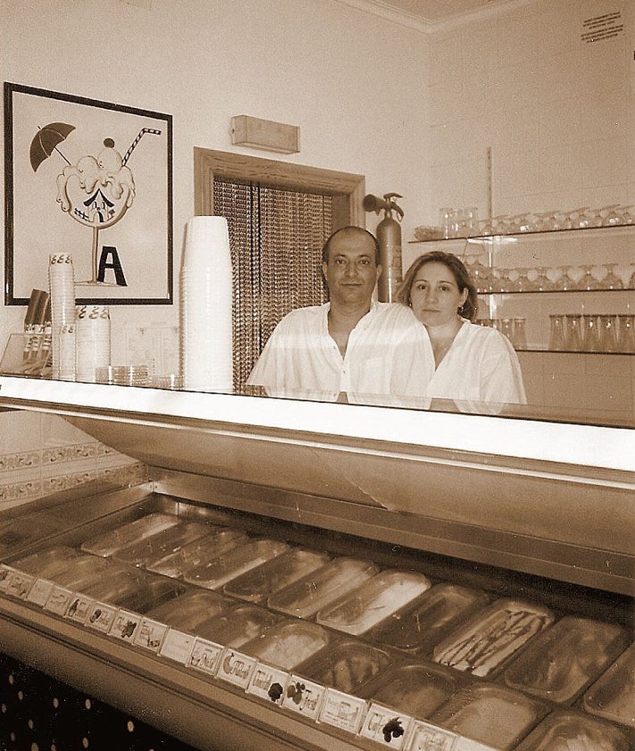 Imagen secundaria 2 - Algunos momentos del trabajo en el obrador. En otra imagen, Vicente Silvestre y Montiel Asensi, en los inicios de la heladería La Caseta de l'Eliana.