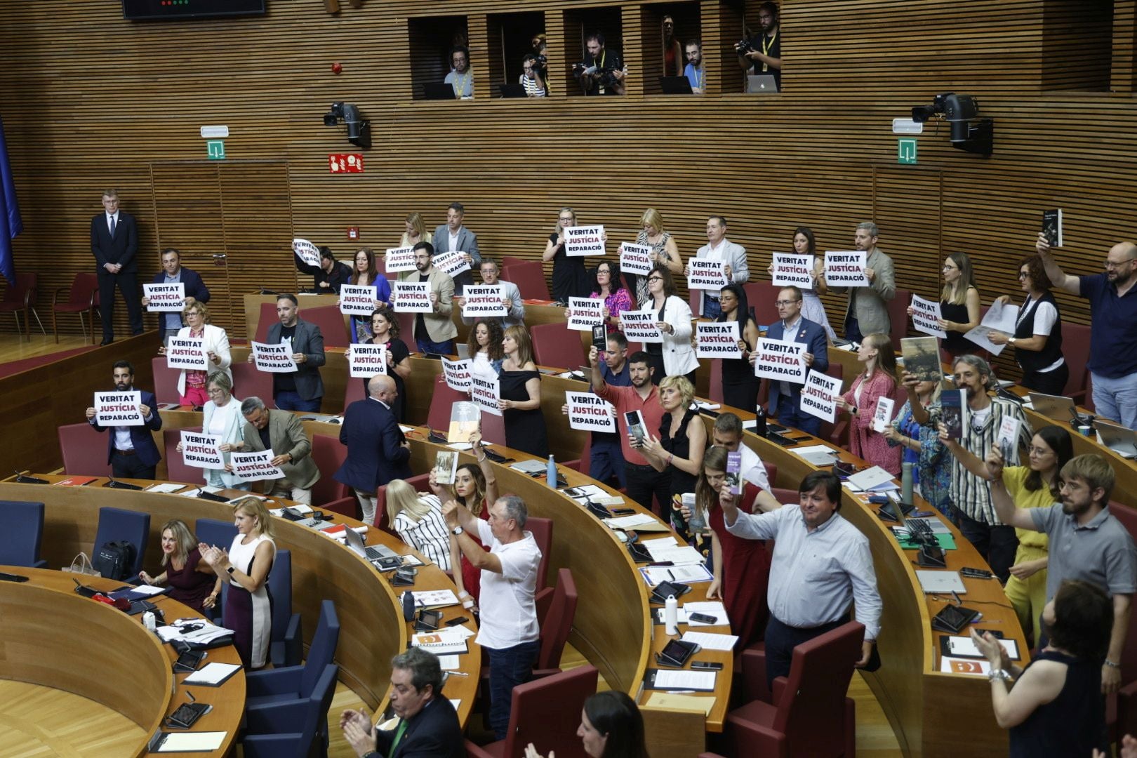 La sesión de control a Mazón de este jueves en Les Corts, en imágenes