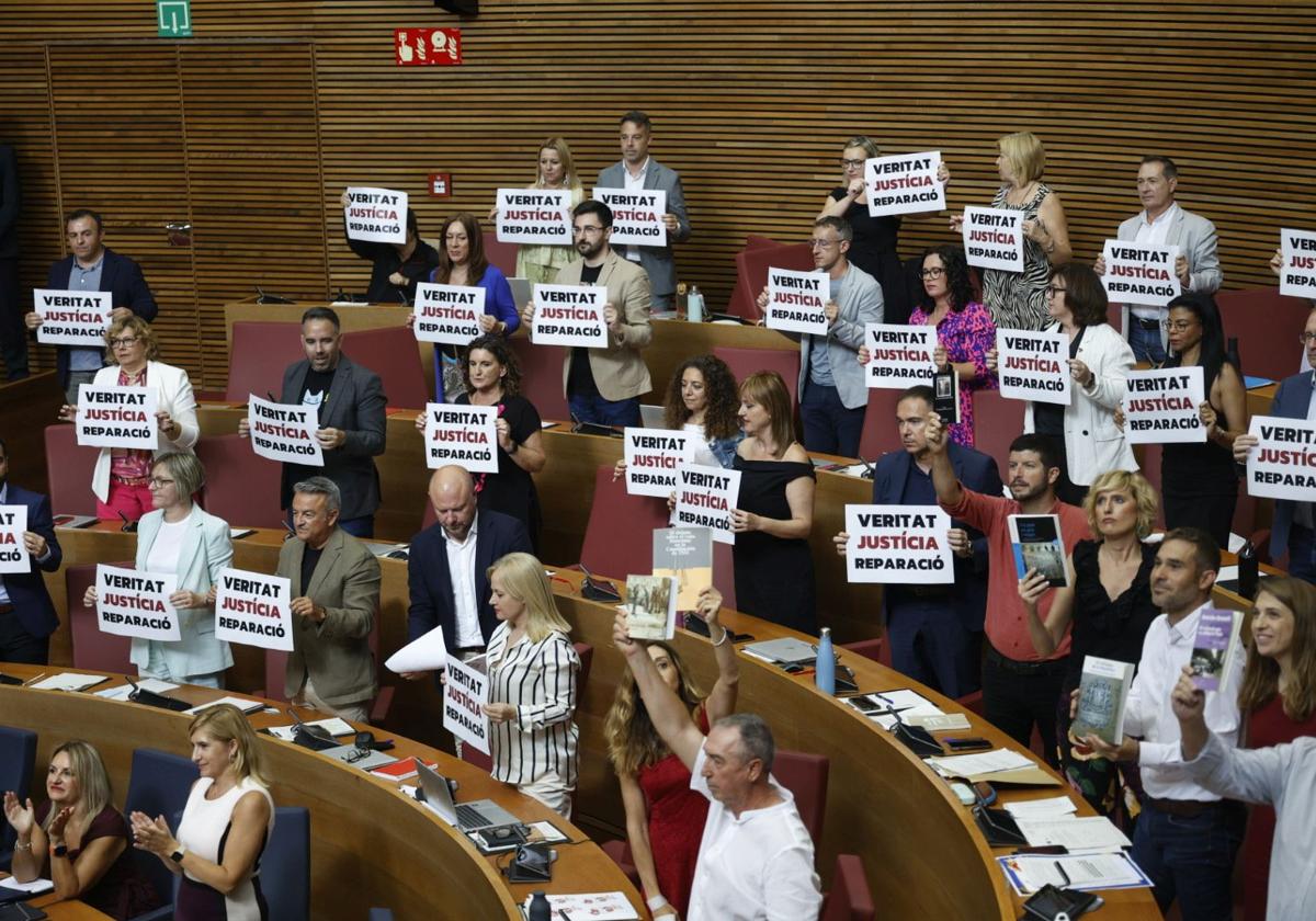 La sesión de control a Mazón de este jueves en Les Corts, en imágenes