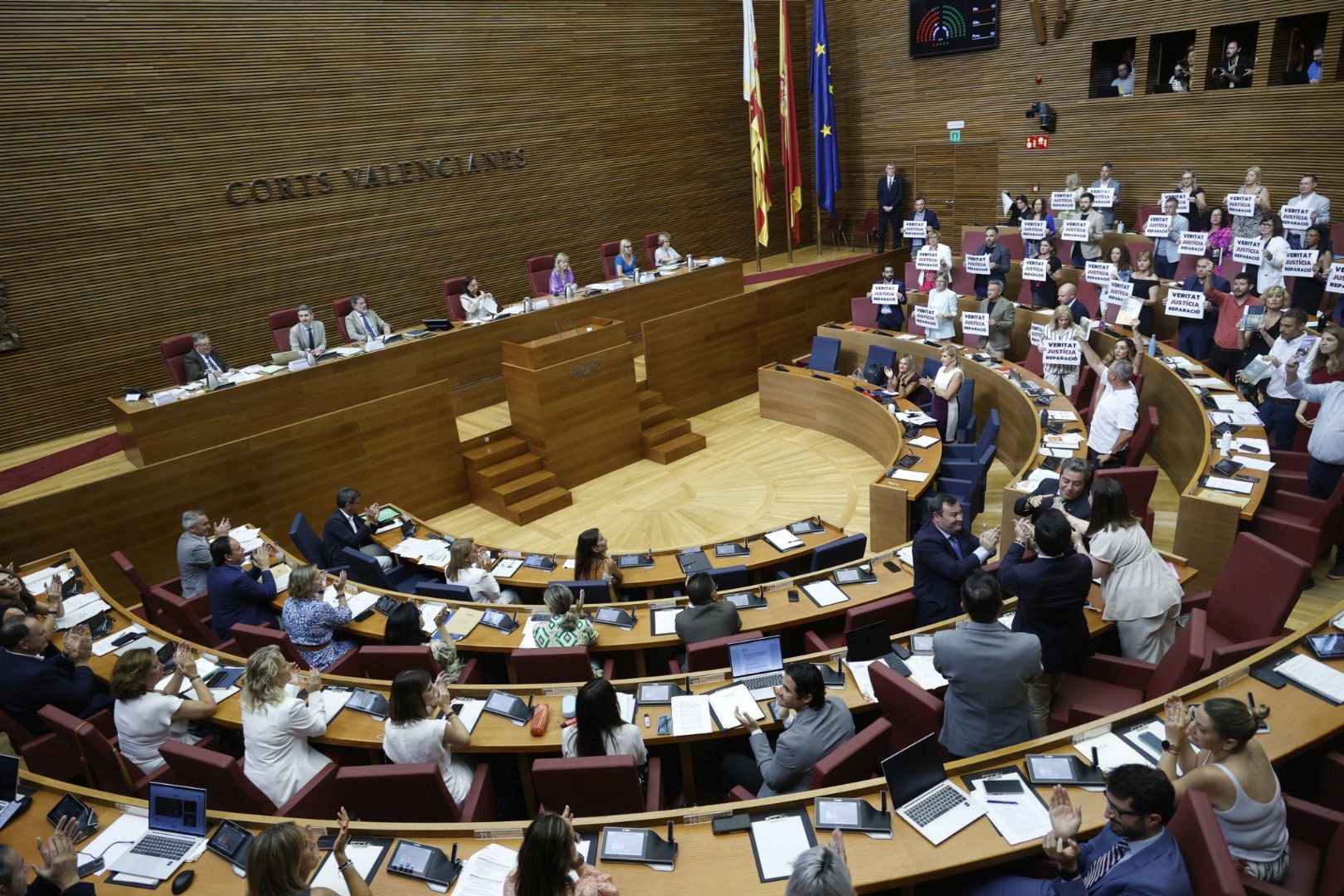 La sesión de control a Mazón de este jueves en Les Corts, en imágenes