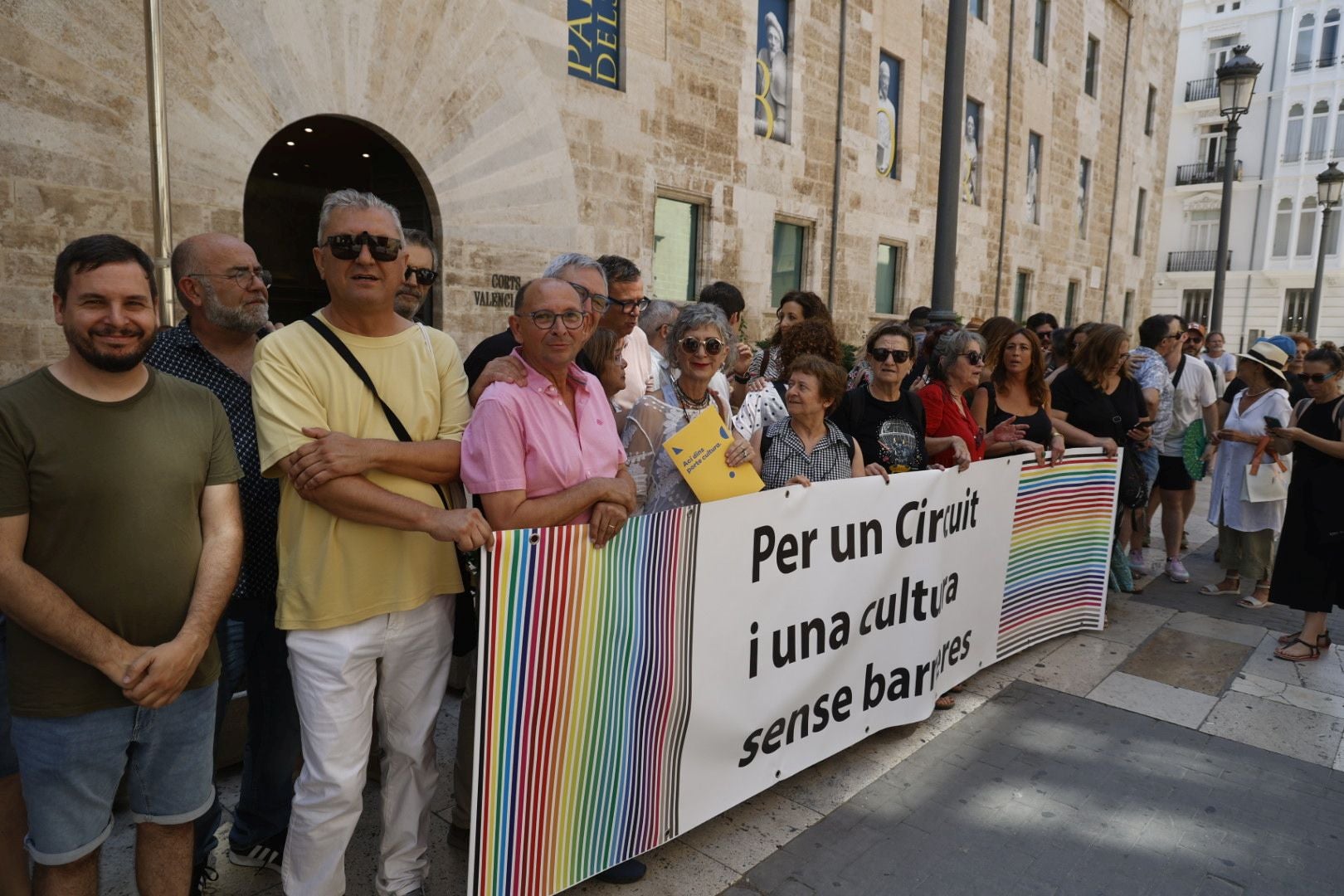 Gestores culturales se manifiestan este jueves en las puertas de Les Corts.