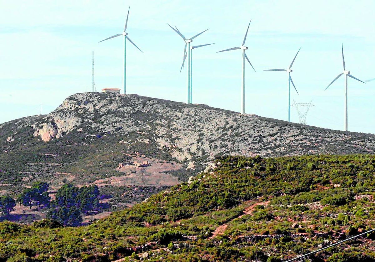 Molinos del parque eólico de Buñol, que se instalaron hace treinta años.