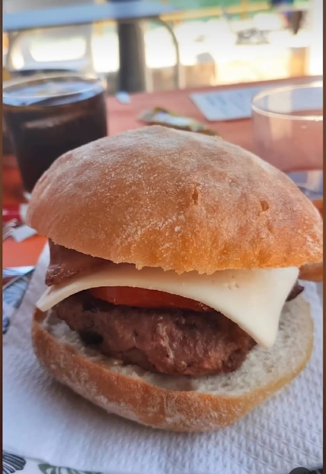 Hamburguesa de elaboración propia, que el cliente puede completar a su gusto.