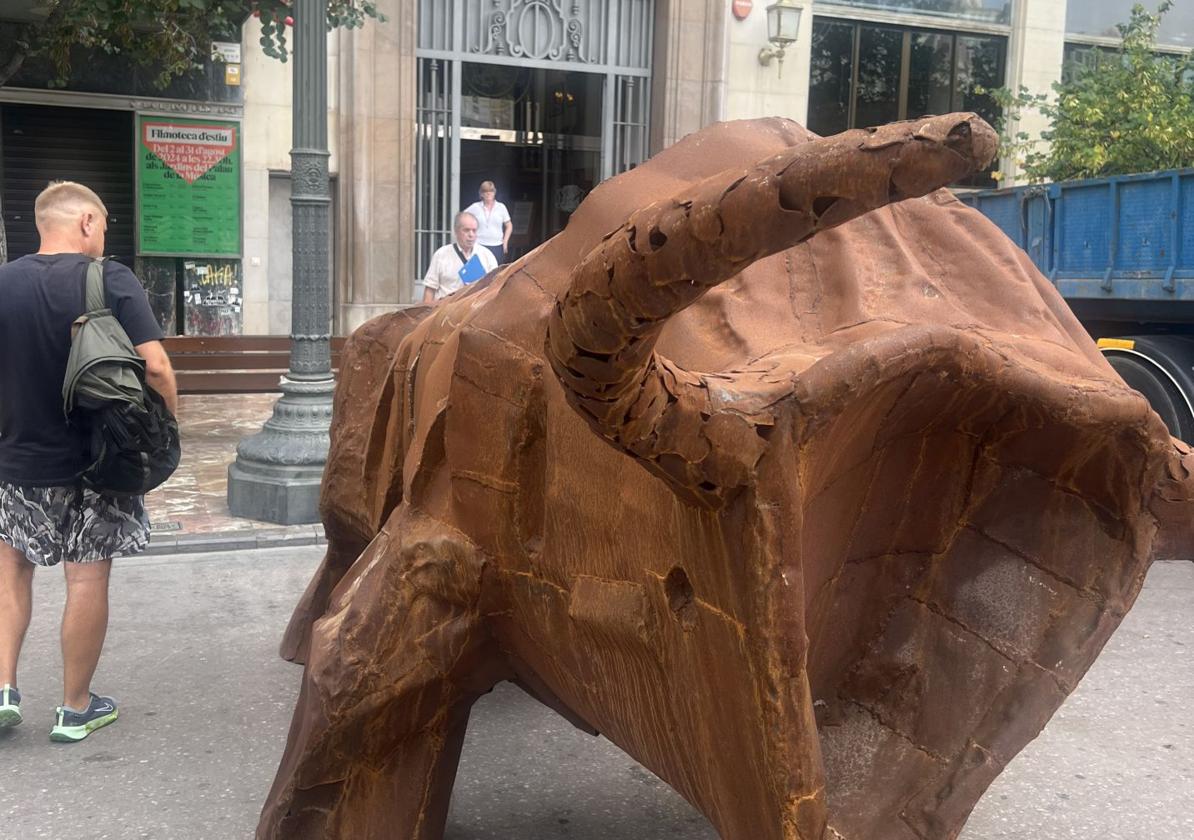 La escultura taurina en la plaza del Ayuntamiento de Valencia.