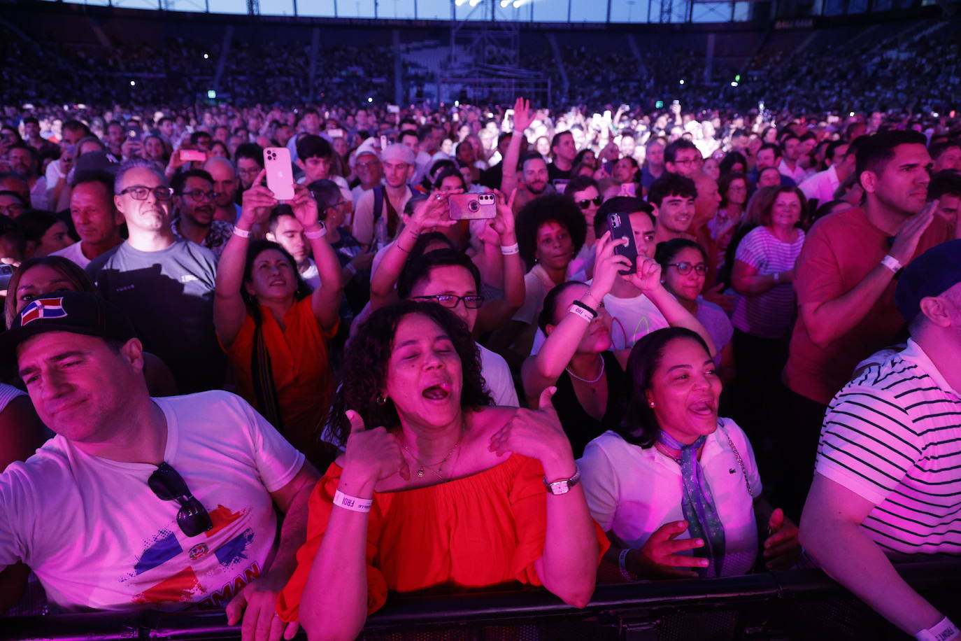 Juan Luis Guerra pone a Valencia a bailar bachata