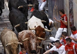 Un herido por asta de toro en el sexto encierro de San Fermín