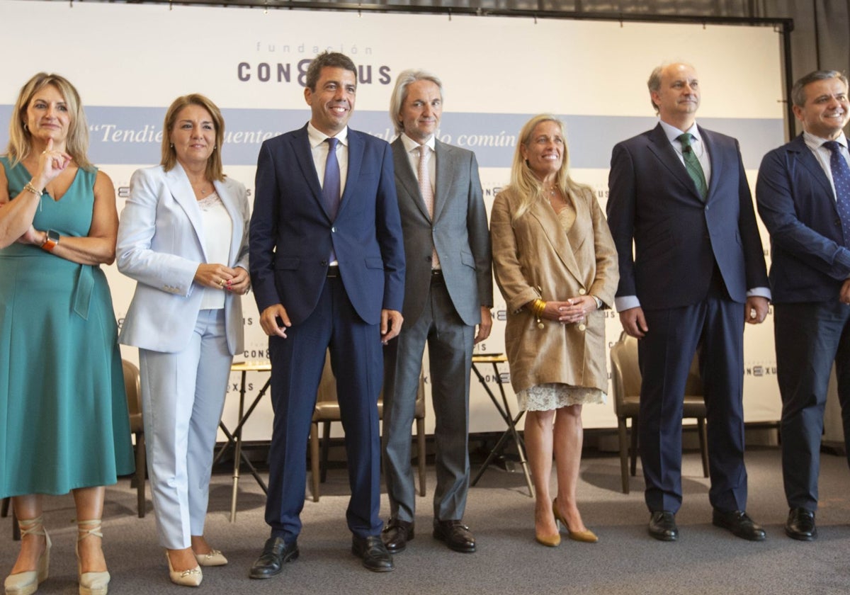 Carlos Mazón y Manuel Broseta, en el centro, acompañados de las conselleras Nuria Montes y Susana Camarero y los consejeros de Madrid.