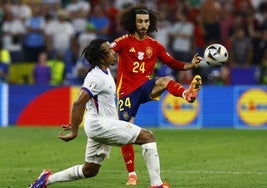 Koundé intenta quitarle el balón a Cucurella.