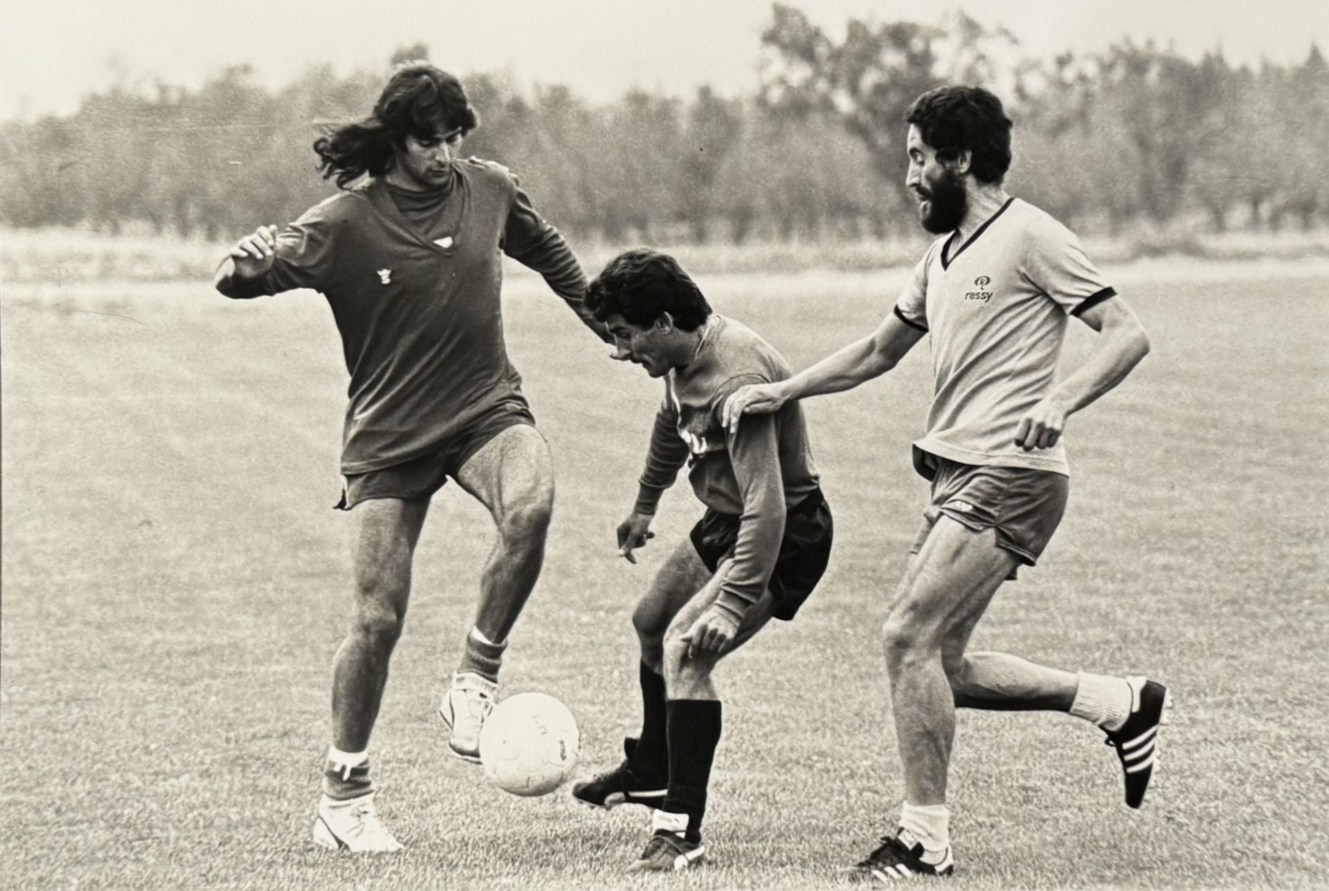 Kempes entrenando.