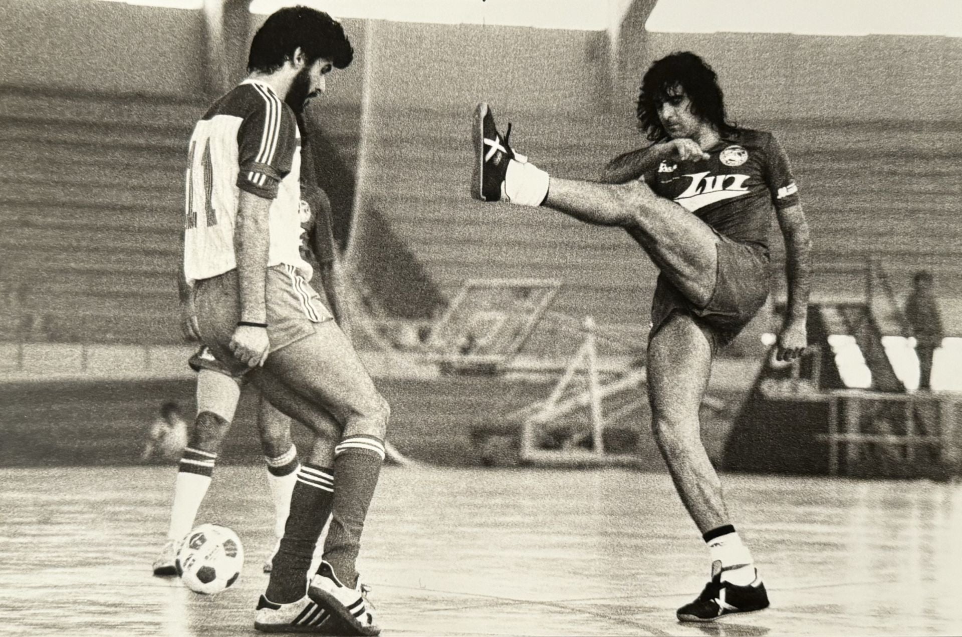 Kempes jugando a fútbol sala en el Autocares Luz distrito 10.