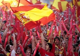 Aficionados, en los alrededores de Mestalla en la final de 2008.