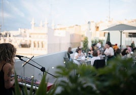 Una actuación en directo en la terraza del hotel Palacio de Santa Clara.