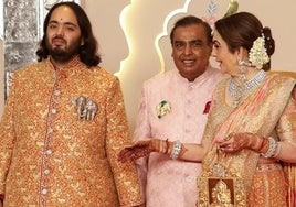 Anant Ambani (izda.) junto a sus padres, Mukesh Ambani y Neeta Ambani.