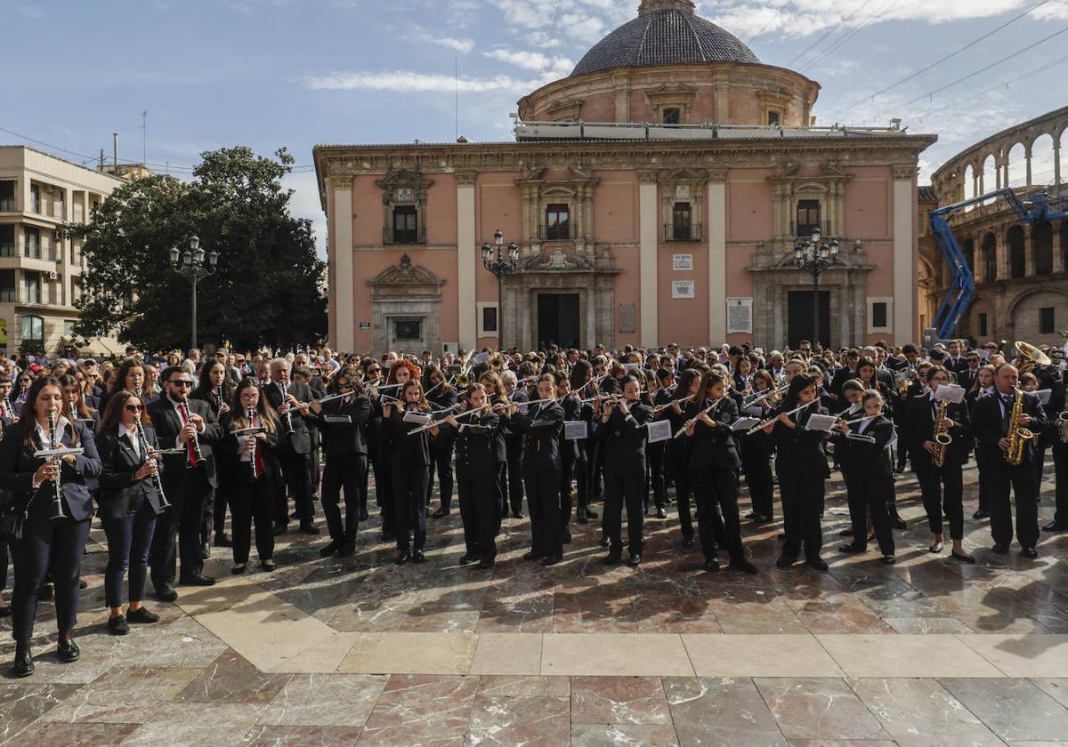 Concierto de bandas de música en la plaza de la virgen.