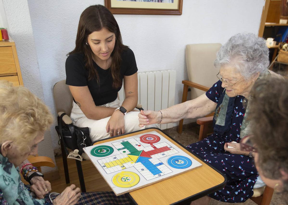 Imagen secundaria 1 - Los jóvenes de la asociación 'Damos Nuestra Ilusión' en su actividad de acompañamiento a las personas mayores