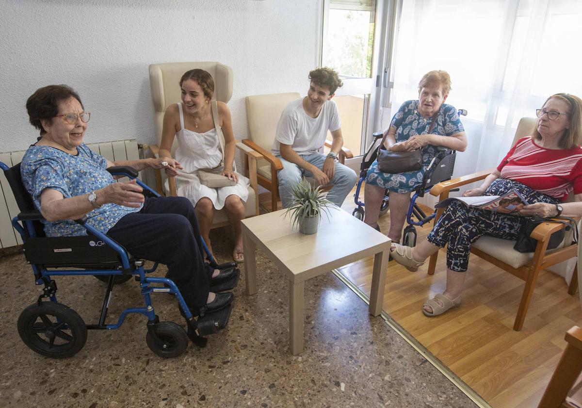 Imagen principal - Los jóvenes de la asociación 'Damos Nuestra Ilusión' en su actividad de acompañamiento a las personas mayores