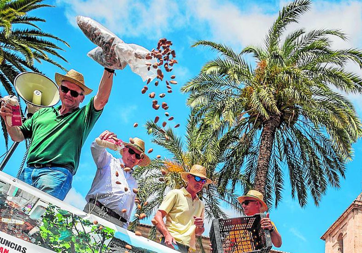 Los agricultores lanzan naranjas como protesta.