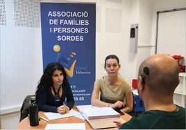 Con este programa se están beneficiando unas cien personas con discapacidad auditiva.