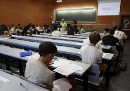 Varios alumnos haciendo el examen de selectividad en una imagen de archivo.