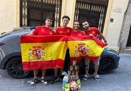 Iván, Jaume, Omar y Alejandro justo antes de comenzar el viaje. Delante de ellos, la pila de provisiones adquiridas para el viaje.