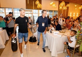 Hugo Duro porta el trofeo de la Copa del Rey junto a Ricardo Arias.