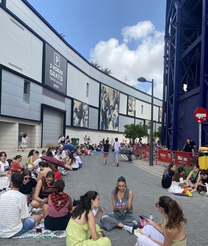 Imagen secundaria 2 - Una gran cola de fans espera a que se abran las puertas. 