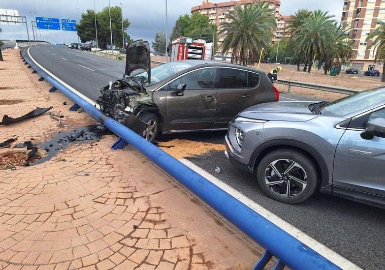 Varios coches quedaron siniestrados tras la persecución.