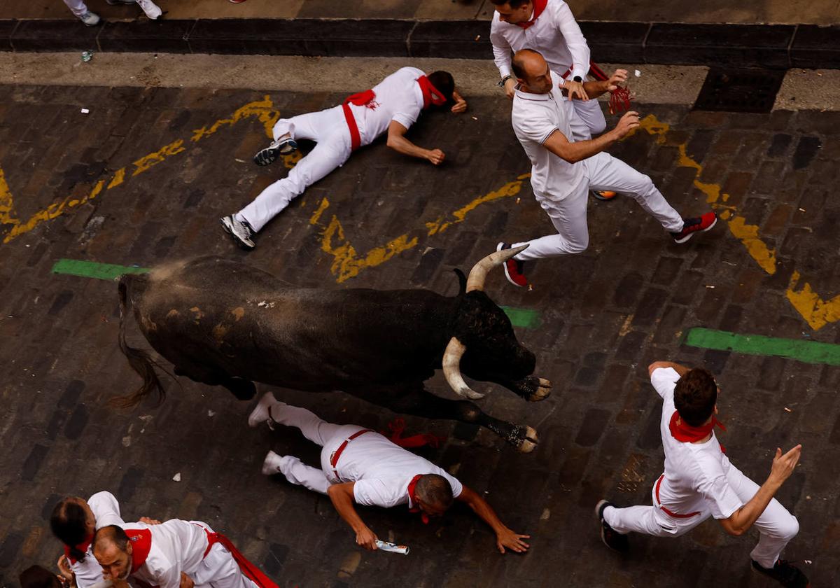 Una embestida en el encierro de hoy.