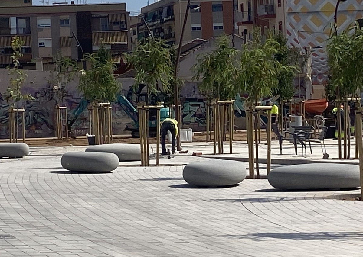 Imagen secundaria 1 - Plantación de árboles y colocación de maceteros y asientos, junto a la estación del Cabanyal.