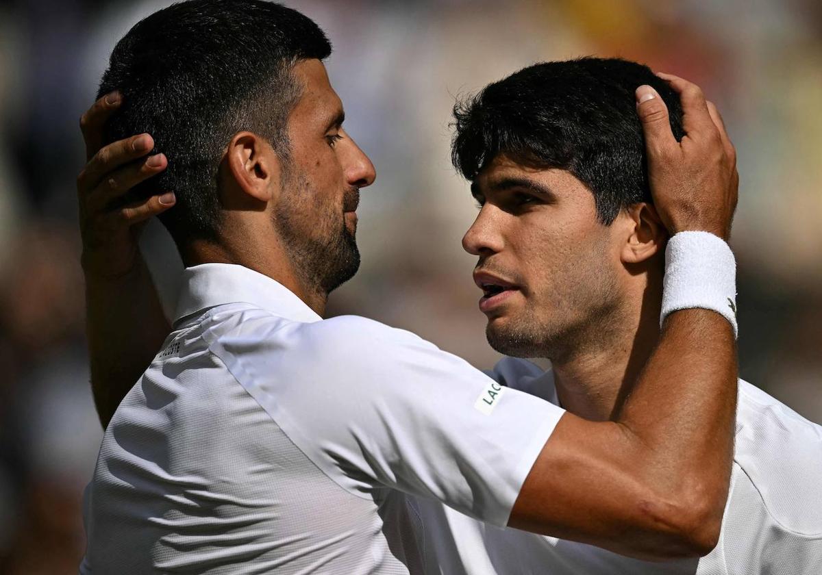 Djokovic y Alcaraz, abrazados tras la final de Wimbledon 2024.