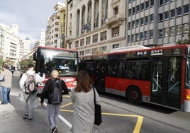 Dos autobuses, en la plaza del Ayuntamiento en una imagen de archivo.